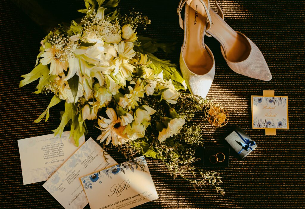 Image with a wedding invitations flatlay.